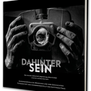 DAHINTER SEIN &ndash; das Buch